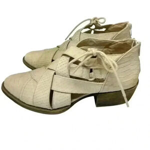 COCONUTS BY MATISSE | WOMENS LUX SNAKE EMBOSSED ANKLE BOOTIES CREAM 8